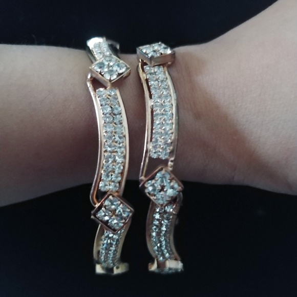 NWOT $10 gold toned bangles - Picture 2 of 7